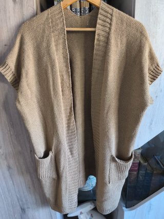 Cárdigan de punto beige sin mangas
