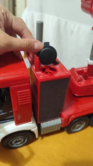 Camión de bomberos de juguete que echa agua.