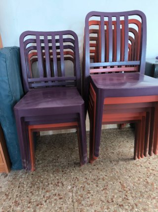 Silla de plástico morada