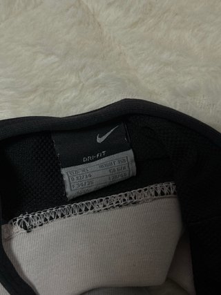 Top deportivo Nike negro y blanco