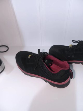 Zapatos de seguridad negros y rojos