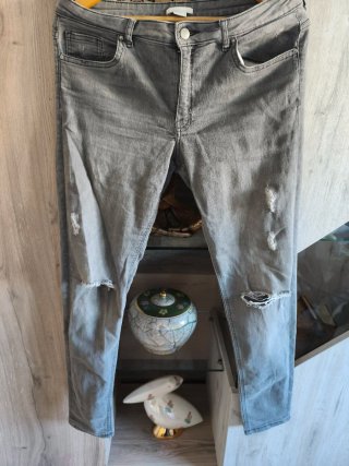 Pantalones vaqueros grises desgastados