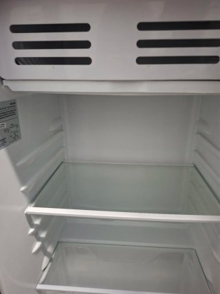 Nevera pequeña negra con congelador
