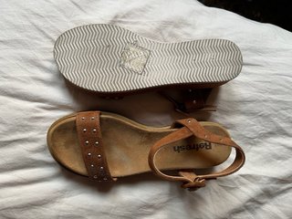 Sandalias Refresh Marrones Tachuelas