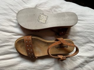 Sandalias Refresh Marrones Tachuelas