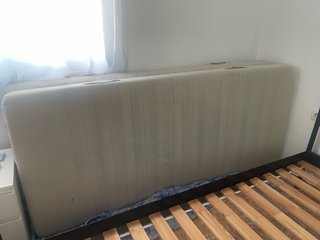 Cama doble Ikea metal negra con colchones.