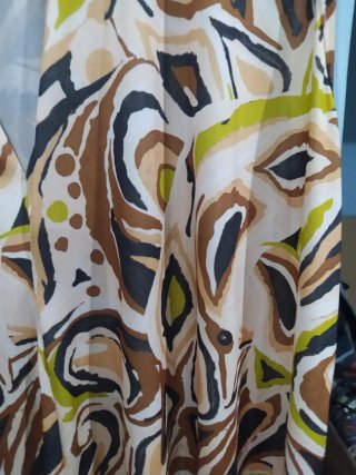 Blusa sin mangas estampada tonos tierra