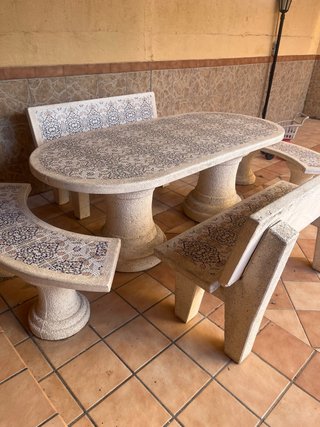Mesa de jardín de piedra con 4 bancos