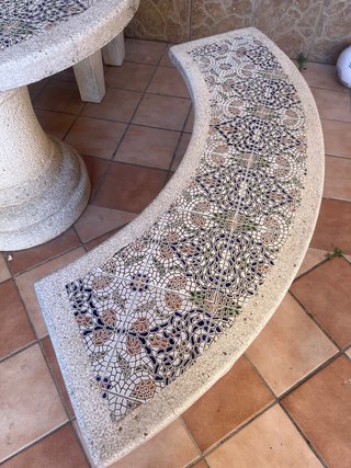 Mesa de jardín de piedra con 4 bancos