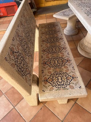 Mesa de jardín de piedra con 4 bancos