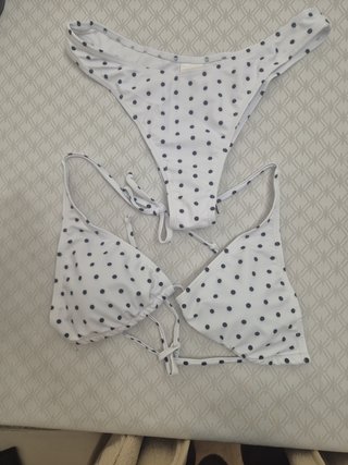 Bikini blanco y lunares negros
