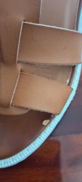 Sandalias marrón con suela blanca.
