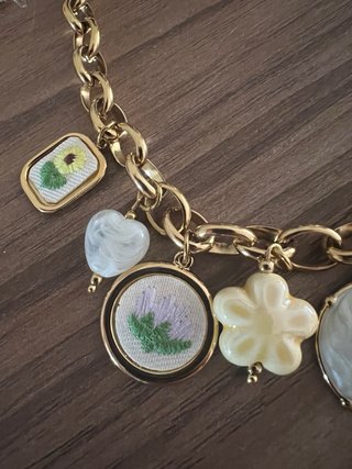 Collana con ciondoli floreali e perle
