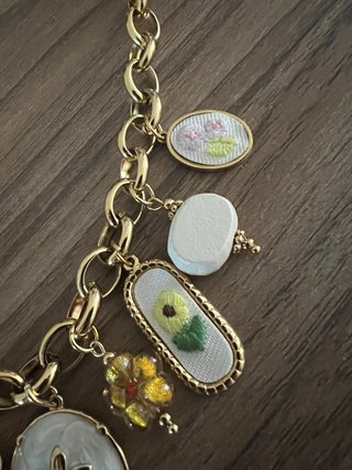 Collana con ciondoli floreali e perle