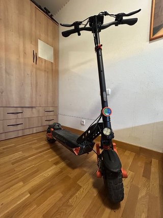 Patinete eléctrico moderno y llamativo