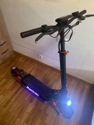 Patinete eléctrico moderno y llamativo