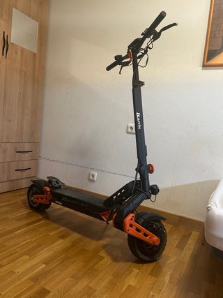 Patinete eléctrico moderno y llamativo