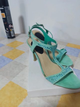 Zapatos de tacón verdes con pedrería