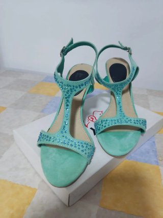 Zapatos de tacón verdes con pedrería