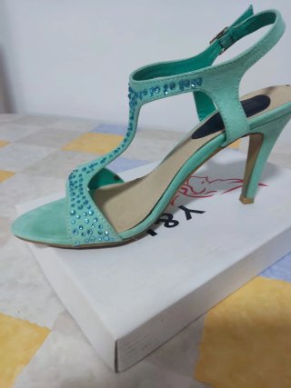Zapatos de tacón verdes con pedrería