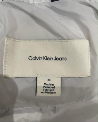 Chaqueta Calvin Klein gris y blanca