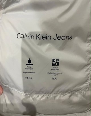 Chaqueta Calvin Klein gris y blanca