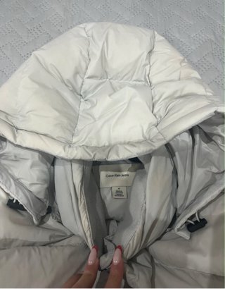 Chaqueta Calvin Klein gris y blanca