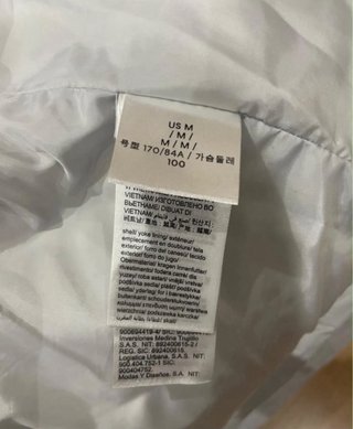 Chaqueta Calvin Klein gris y blanca