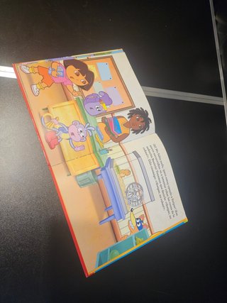 Dora va al colegio