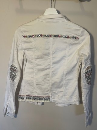 Chaqueta vaquera blanca bordada nueva