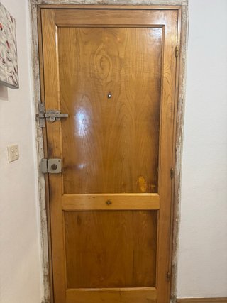 Puerta de entrada de madera