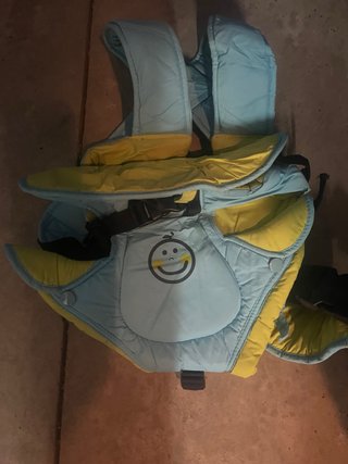 Mochila portabebés azul y amarilla
