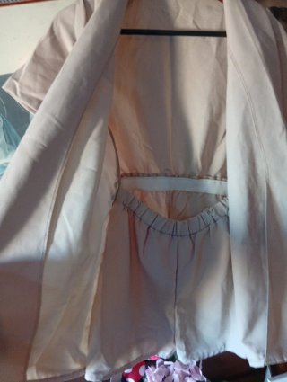 Chaqueta manga corta con pantalón corto incorporad