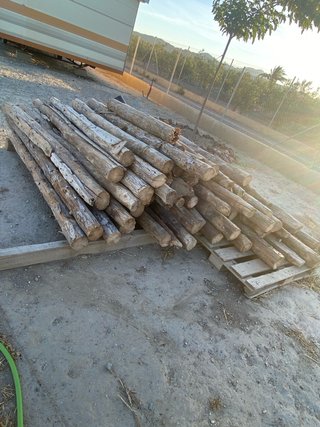 Palos de madera medianos