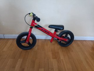 Bicicleta de equilibrio roja marca btwin