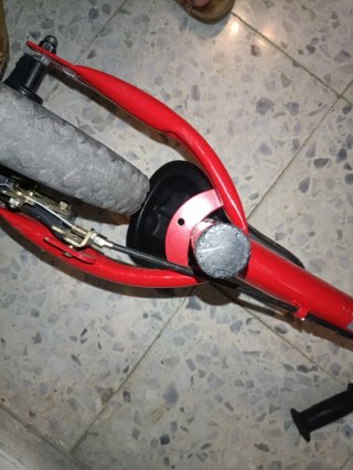Bicicleta de equilibrio roja marca btwin