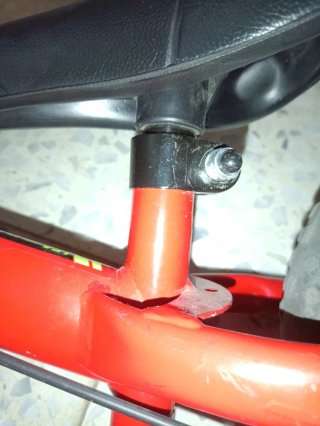 Bicicleta de equilibrio roja marca btwin