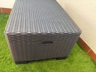 Mesa de jardín gris de mimbre