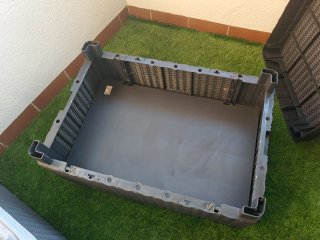 Mesa de jardín gris de mimbre