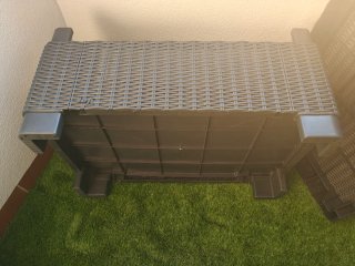 Mesa de jardín gris de mimbre