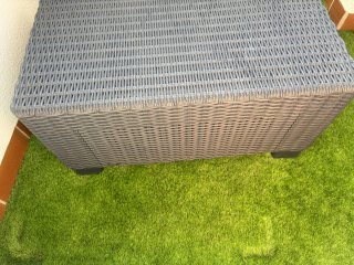 Mesa de jardín gris de mimbre
