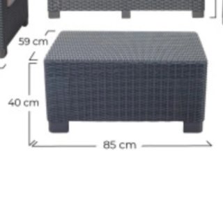 Mesa de jardín gris de mimbre