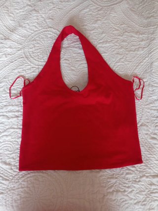 Top Stradivarius rojo cuello halter con etiqueta