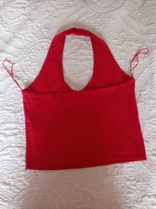 Top Stradivarius rojo cuello halter con etiqueta