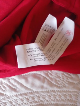 Top Stradivarius rojo cuello halter con etiqueta