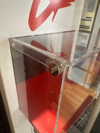 Mueble expositor G-Shock con llave