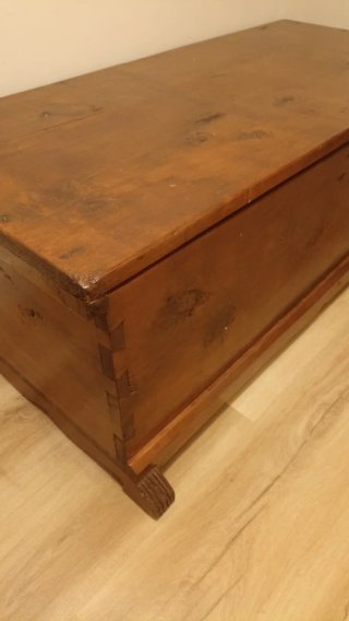 Arcón de madera maciza antiguo