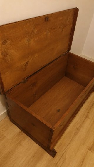 Arcón de madera maciza antiguo