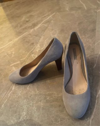 Zapatos de tacón grises para mujer