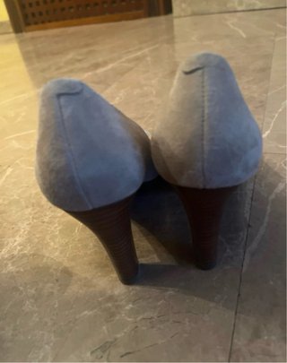 Zapatos de tacón grises para mujer